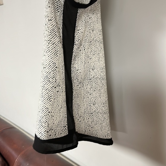 Creative Concepts Black and White sleeveless blouse, black accent stripes size M - Picture 5 of 8